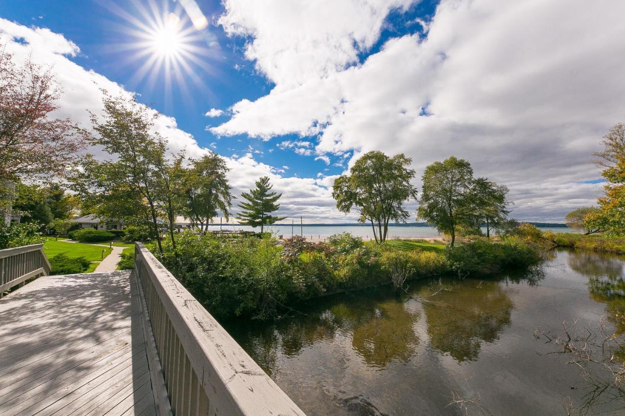 Beautiful 2 Bedroom Lakeside Condo At The Shores Traverse City Exterior foto