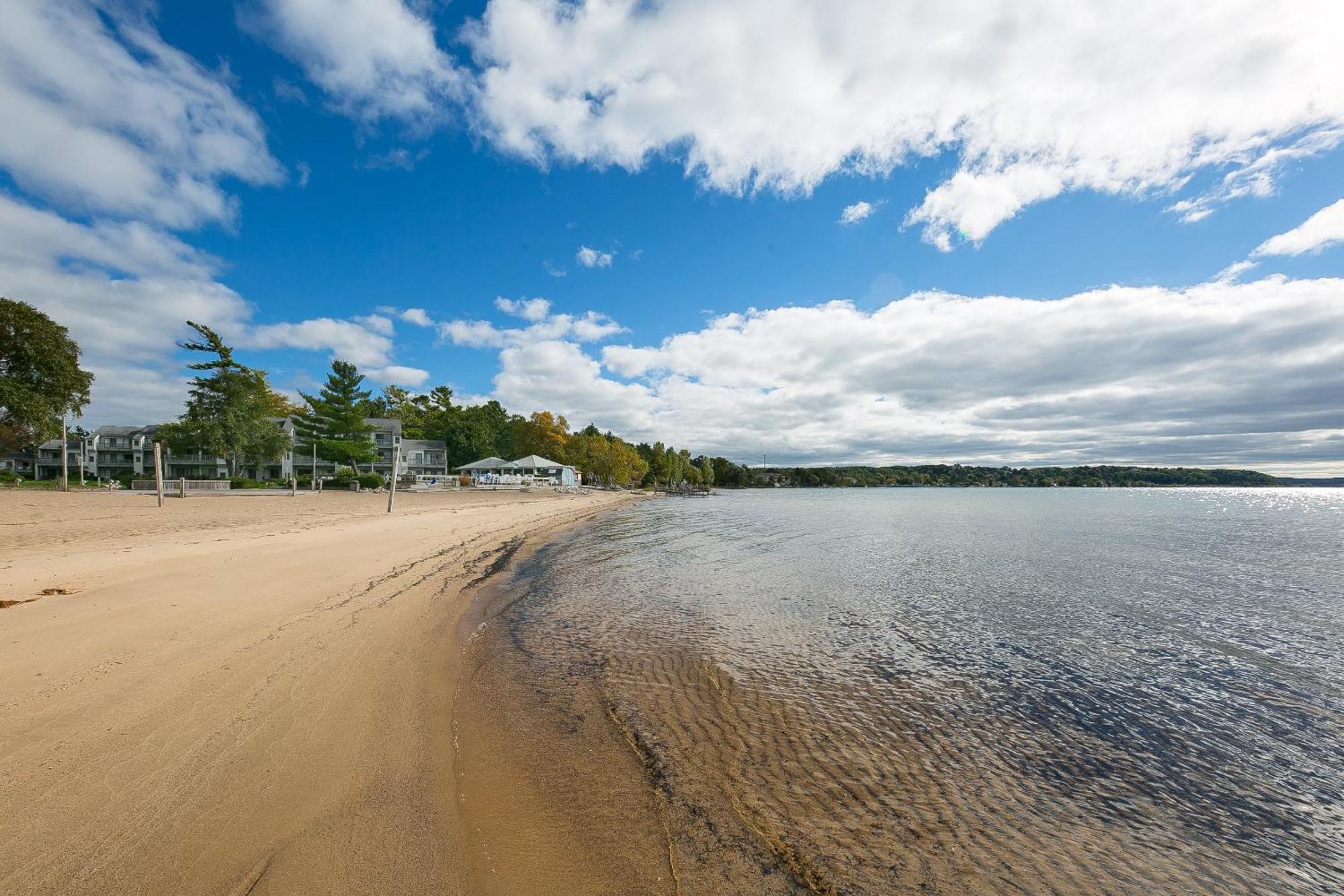 Beautiful 2 Bedroom Lakeside Condo At The Shores Traverse City Exterior foto